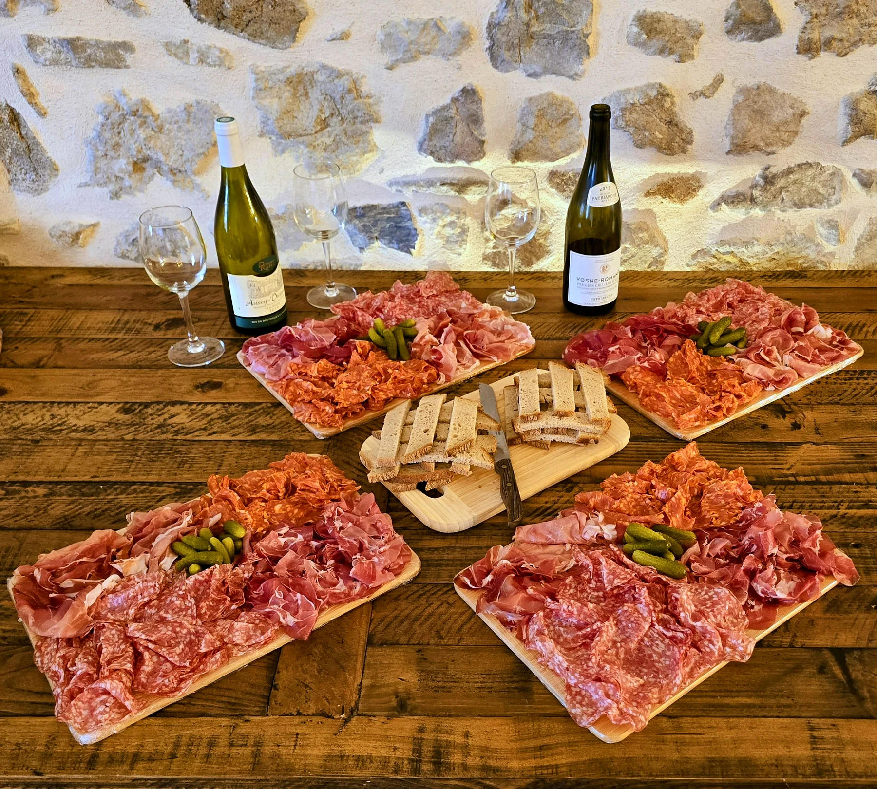 Plateaux de charcuterie et vin de Bourgogne